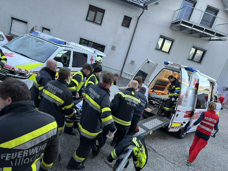Menschenrettung mittels Feuerwehr Schwerlasttrage (Bild 1)